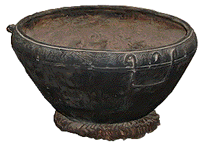 [Amphlett Island large bowl with incised rim and attached fillets and head: 18k]